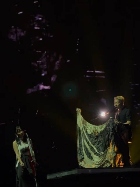 陶喆北美巡演穿成美式热狗，纸蝴蝶舞台引爆浪漫