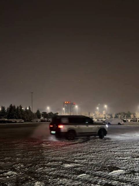 好家伙，方程豹钛7这么大个方盒子也能玩雪地漂移