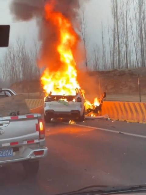 路人只说对了一半，宝马X3没有绿牌！ 这现场看，是撞路墩起火了？