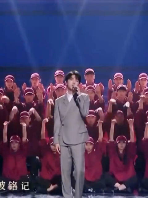 王俊凯舞台献唱少年，气场十足引爆现场