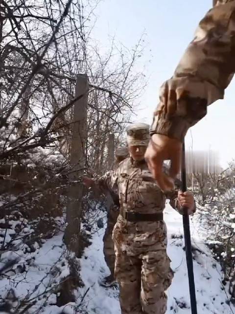 致敬冬日里的守护！武警官兵踏雪巡逻警戒，安全感满满