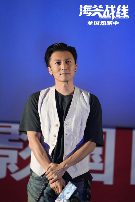 谢霆锋现身哈尔滨铁锅炖店与顾客互动