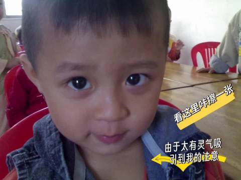 石头大大的眼睛这也太可爱了，小时候的天真可爱