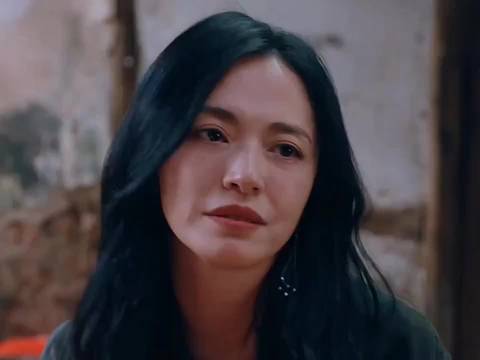 女孩遭老师侵犯后被其妻当街污蔑，另一女孩挺身相救