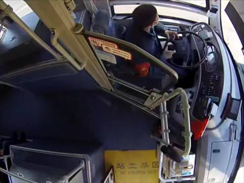 暖心公交人！D2路驾驶员救助晕厥老人