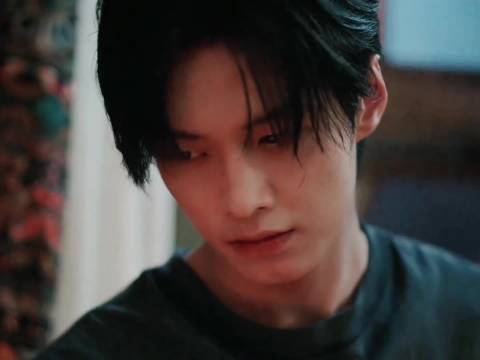 靳朝是受卢警官委托藏深意 追查飙车揪出 走 私 团 伙！双轨看起来了