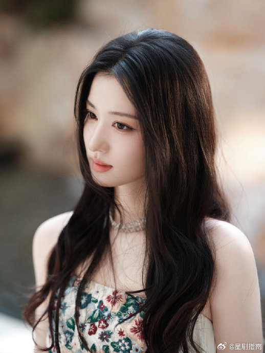 王楚然新年妆容解析：清透光泽钻闪鎏金