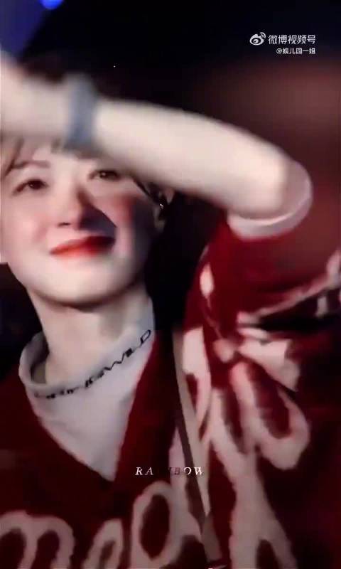 万茜明媚笑容如小太阳传递温暖力量