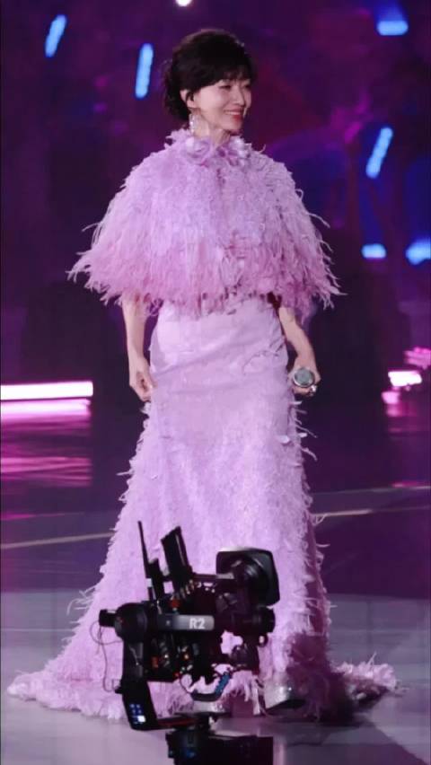 成都星辰大海 赵老师穿粉色好可爱呀 唱的是甜蜜蜜，小星心里也美滋滋