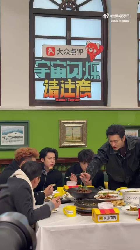 黄晓明暖心夹菜显父爱