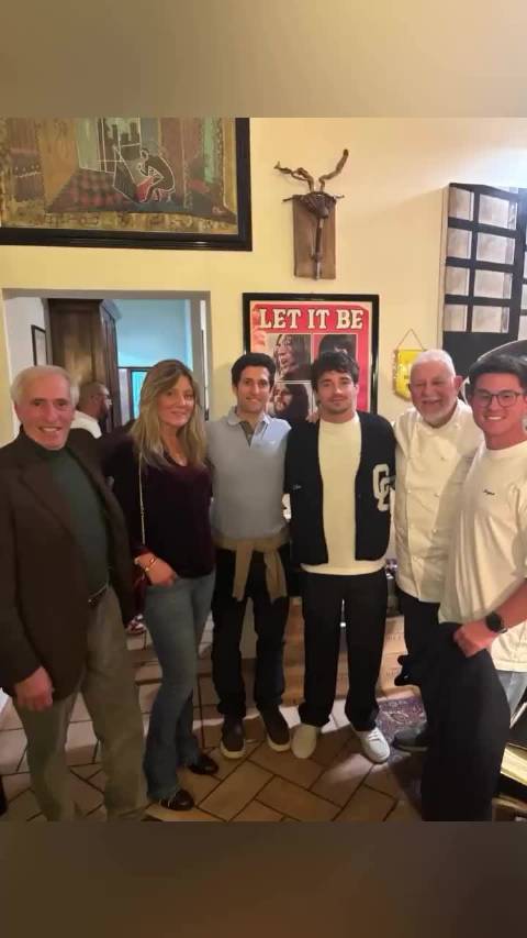 勒克莱尔圣诞收法拉利趣味T恤，印有车队策略与赛季战绩