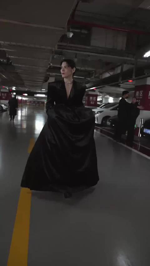 哈哈哈 搜狐时尚盛典向佐的丑衣服谁给他选的 像孕妇裙