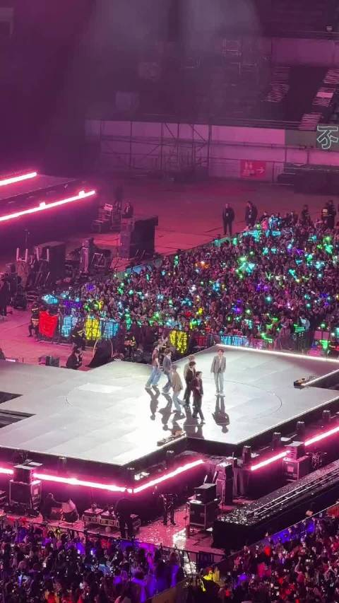 卡上了哈哈哈哈哈哈 时代少年团 李飞