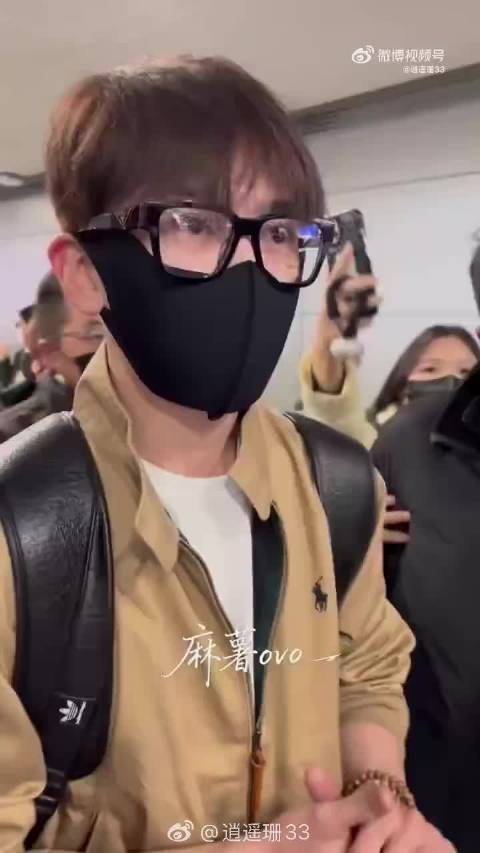 费启鸣机场假动作引热议，手脚不协调显慌张