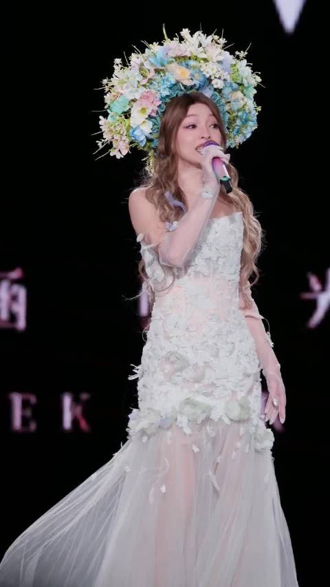 张韶涵演唱会发型引热议，歌迷喊话造型师回归