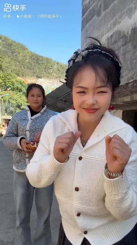 姐妹同嫁一屯风格迥异，妹妹邀舞姐姐幽默婉拒