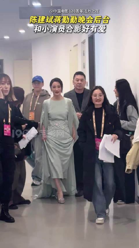 与陈建斌@八家户村 现身后台，和小演员合影好有爱！