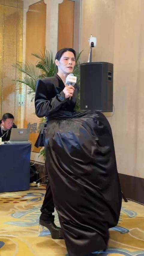 向佐穿电动车挡风被引热议