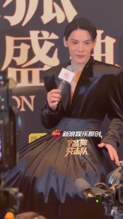 向佐亮相搜狐时尚盛典称造型不辣眼睛