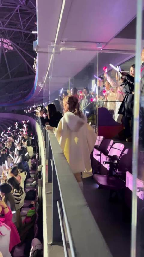 汪苏泷演唱会宋雨琦又蹦又跳好开心！谁知道栏杆太脏了，摸了一手灰，天塌了！