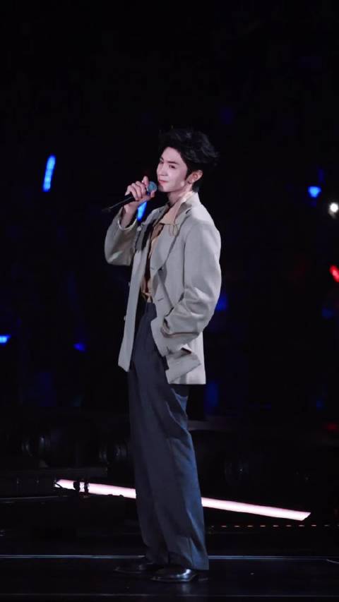 成都星辰大海活动 哲远唱歌，陶醉其中