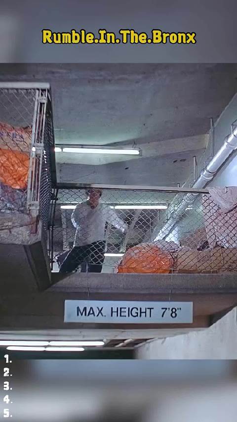 成龙的电影随便拿一个片段出来都是经典，跑酷鼻祖