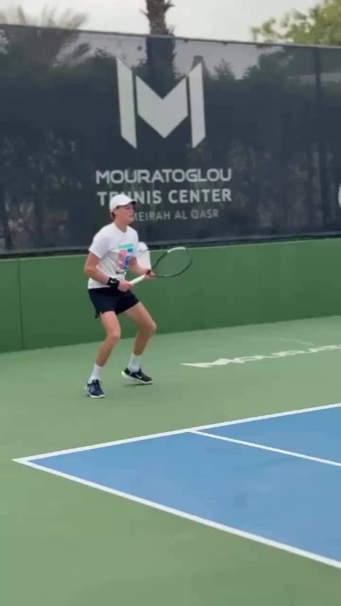 辛纳迪拜冬训视频曝光，卡希尔意外现身