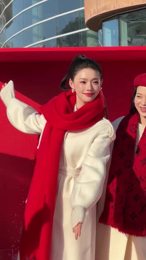 天！林允的脸太有杀伤力了，整个人气血十足，水光感满满，完全明媚啊