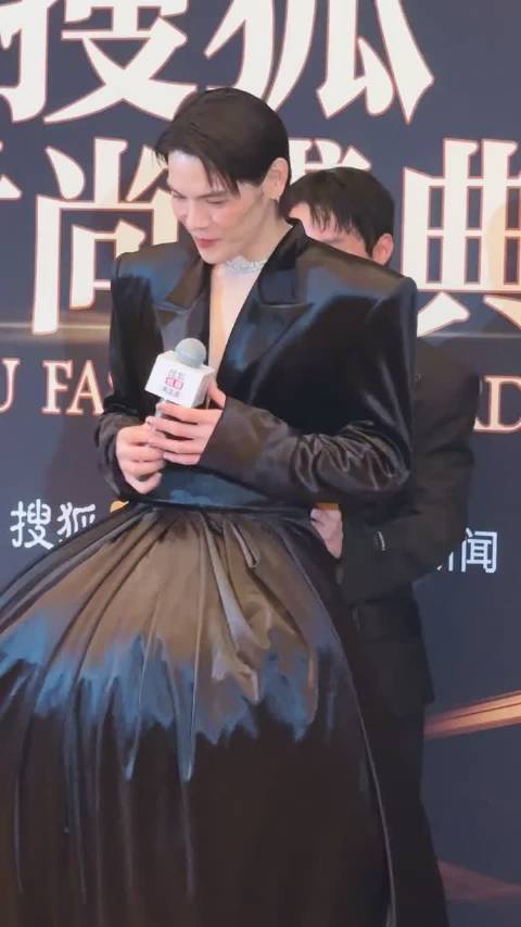 向佐穿十厘米高跟鞋亮相，自信破格时尚界限