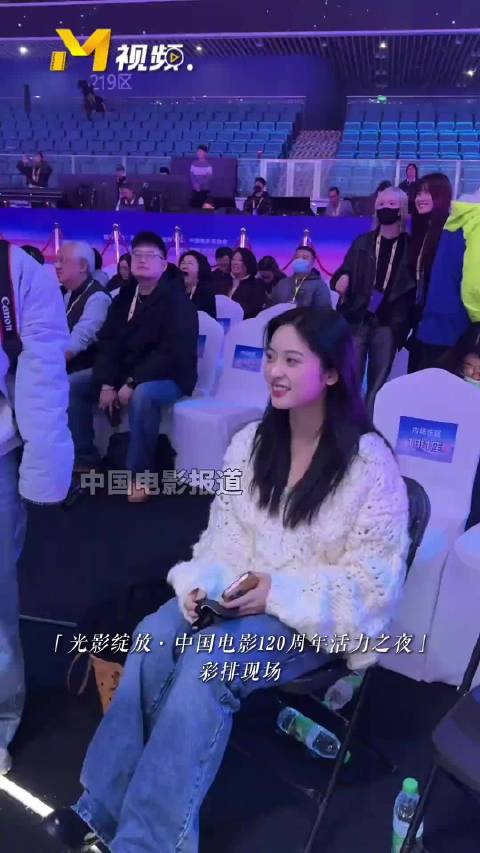 沈月彩排偶遇动画玩偶，笑称勾起童年回忆