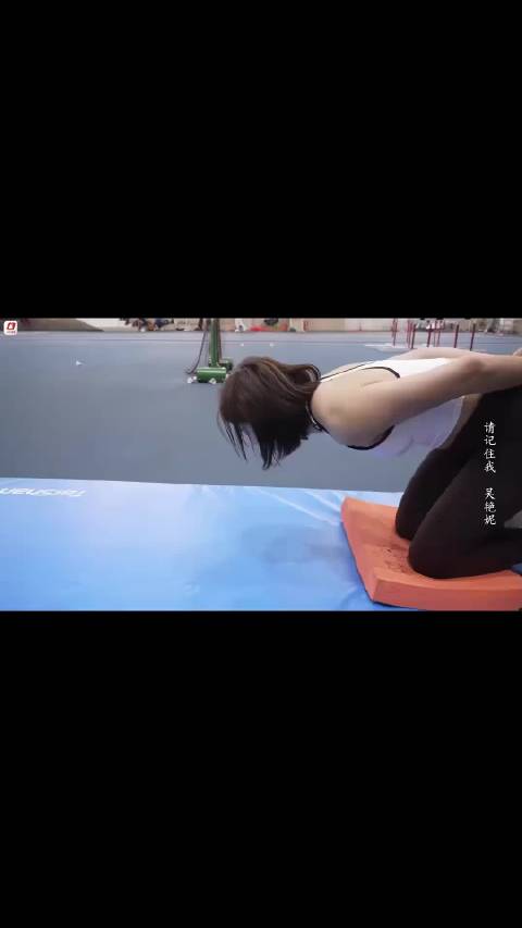 吴艳妮展示核心力量天花板级操作，高难度滚腹轮动作稳如磐石
