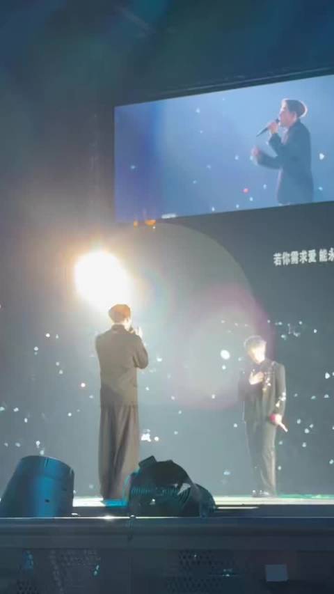 王嘉尔惊喜现身姜涛演唱会，海外归来助阵舞台