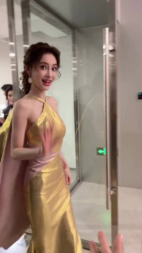 妈妈Angelababy和我对视了！