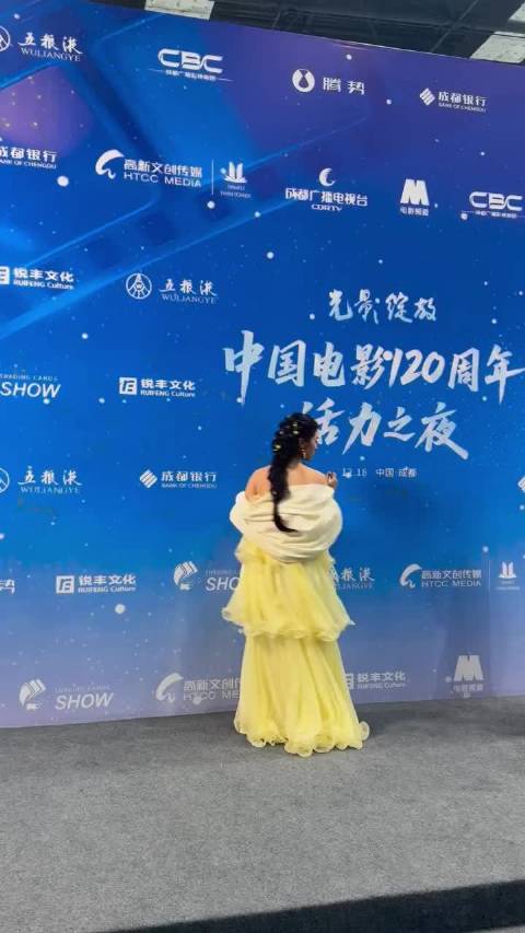 沈月完全小蛋糕级别的吧 淡黄色蛋糕裙明丽成啥样了都！