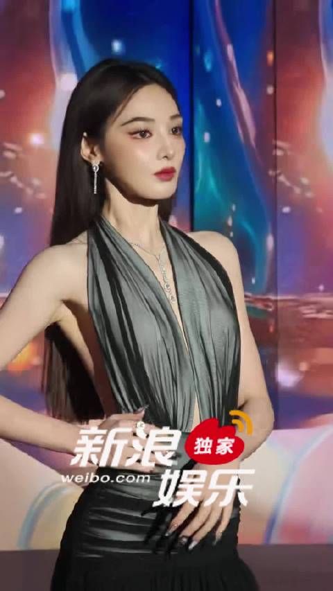 彭小苒冷脸好绝啊，宛如走秀的“女杀手”~有被蛊到！