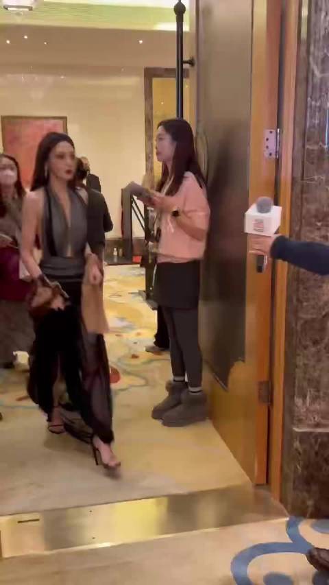 彭小苒红毯喊停压油，反差萌圈粉