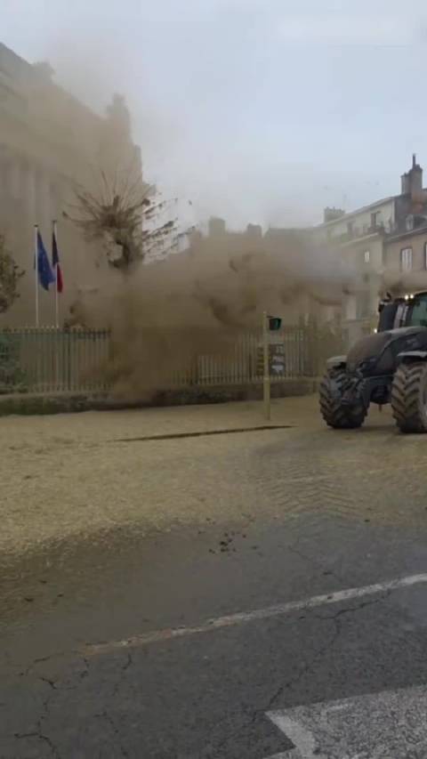 法国农民粪喷国会抗议马克龙农业政策