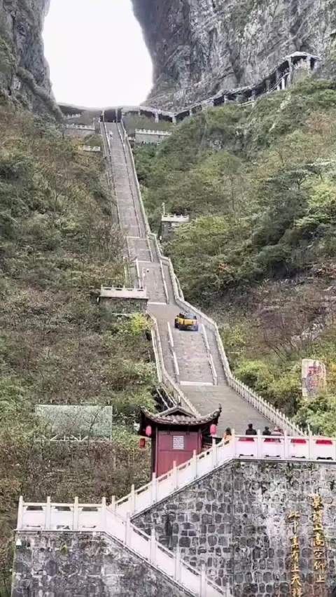 路虎揽胜运动版挑战天门山至今未破