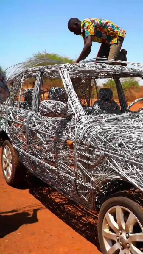 非洲小伙用电线制造他们自己的路虎揽胜和劳斯莱斯