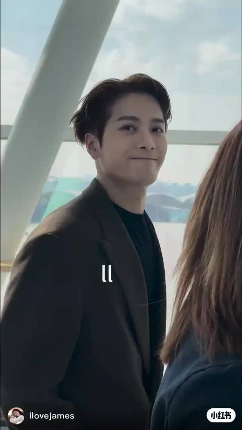 好帅好甜的笑容