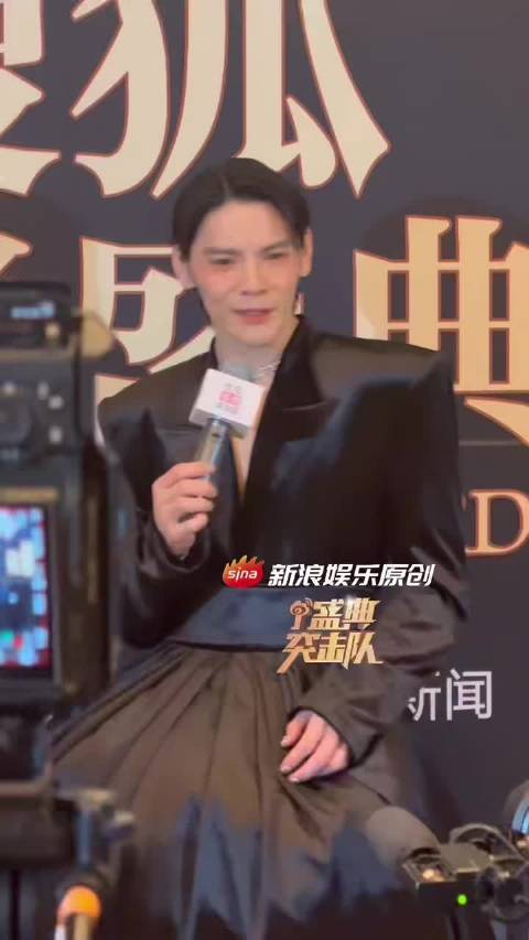 哈哈哈哈向佐说今天自己穿的真的是男装