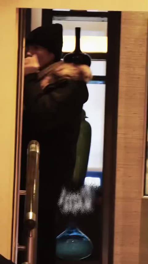 向佐黑色造型亮相时尚盛典，简约风格获赞