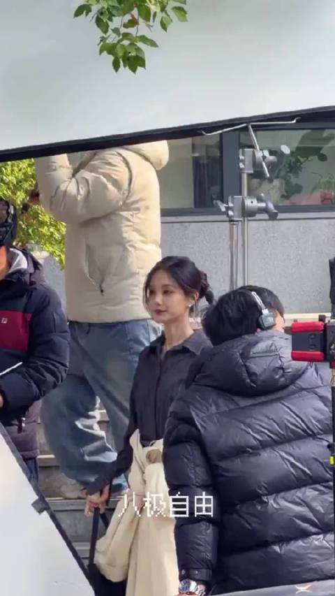 李一桐《美人余》最新路透，丸子头发型+灰色连衣裙，这么冷的天要注意保暖啊