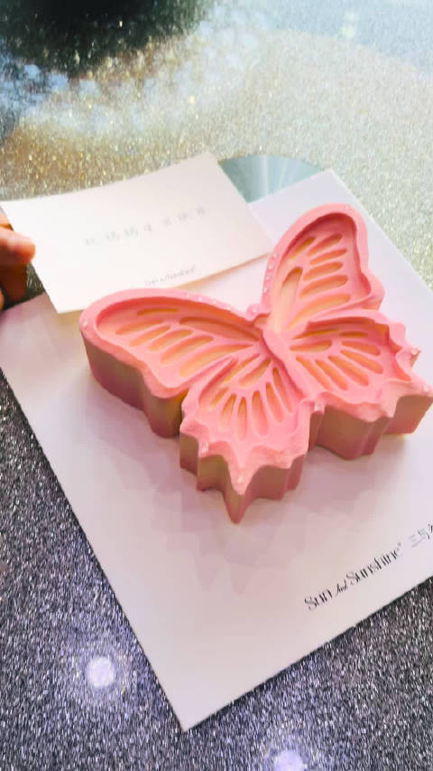 女儿送高颜值蛋糕庆生，全家讨论撒糖豆助兴