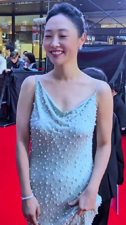 白百何穿浅绿抹胸裙亮相，深V领口展绝美曲线