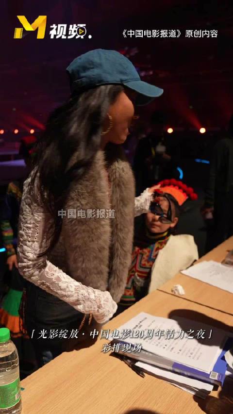 吉克隽逸携彝族小朋友献唱《大山》