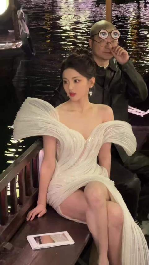 杨超越GQ坐船片段合辑，那天还是超越妹妹最好看