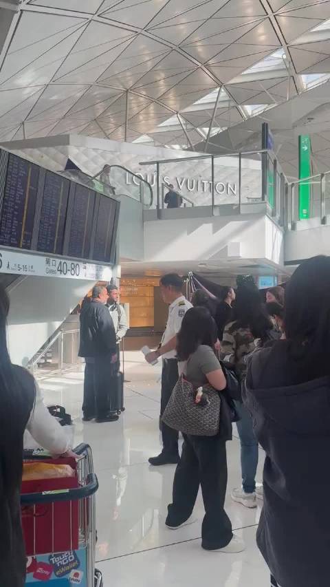 王嘉尔香港机场生图曝光，帅气引热议