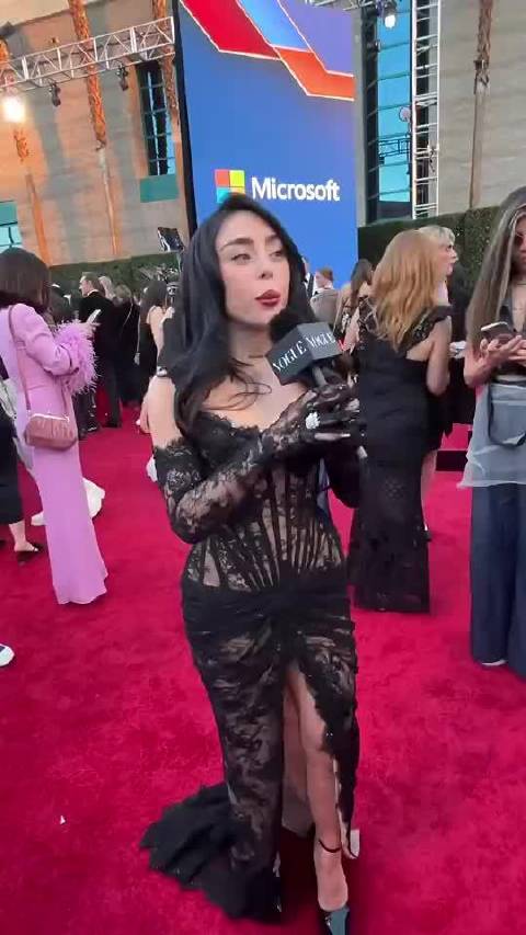 漏斗型身材啊！亚马尔前女友这看着好像身材比有点怪