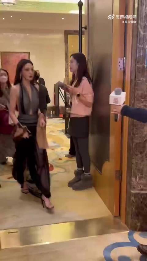 彭小苒红毯拍照喊停先压油，工作人员懵圈现场